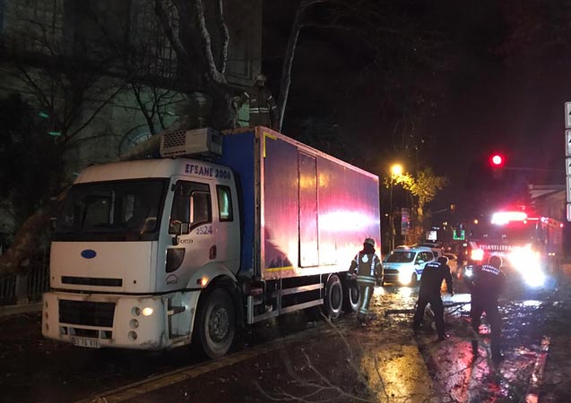  Üsküdar'da korkutan kaza kamyon ağaca çarptı