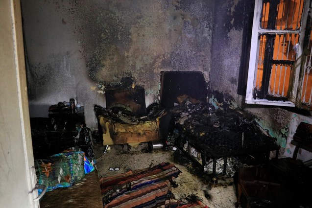 Evde yalnız yaşayan kişi uykusunda yangına yakalandı