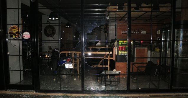 Alkollü kadın erkek arkadaşının iş yerinin camlarını kırdı