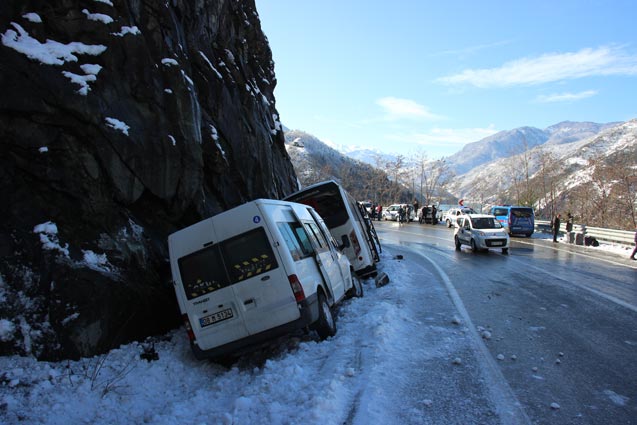 Buzlanma kaza getirdi - iki araç yoldan çıktı 4 yaralı