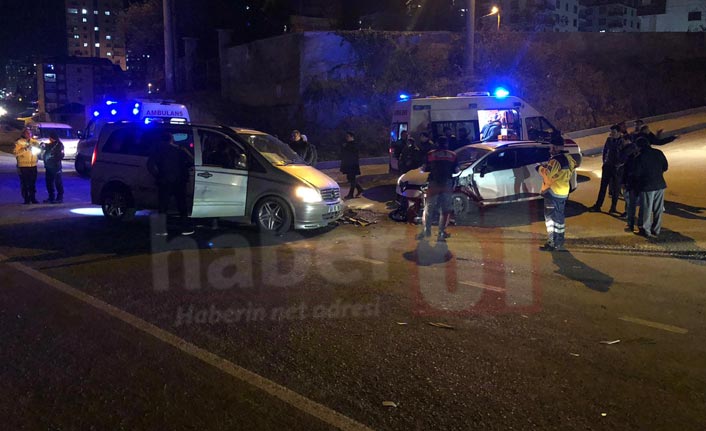 Trabzon’da iki araç kafa kafaya çarpıştı – 2 yaralı