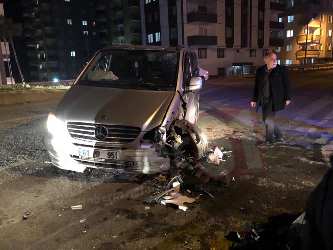 Trabzon’da iki araç kafa kafaya çarpıştı – 2 yaralı