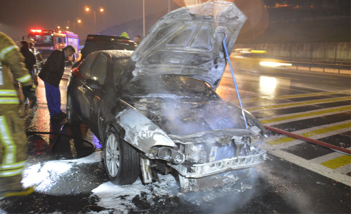 Fatih Sultan Mehmet köprüsünde yanan araç korkuttu 