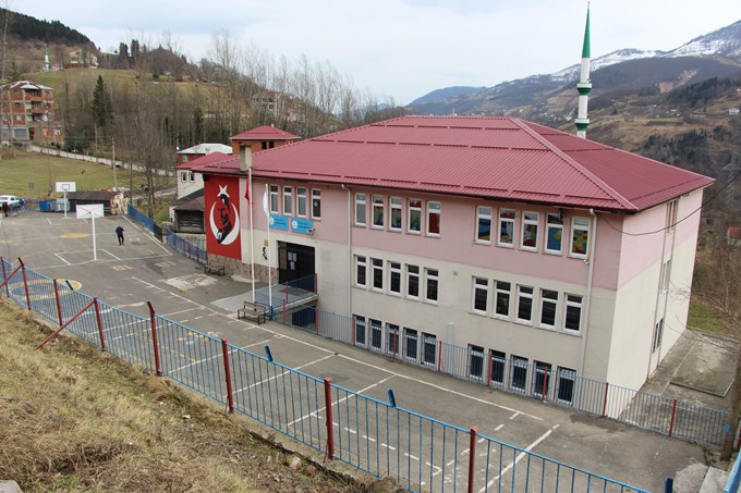 Trabzon'da bir okulda çatlaklar nedeniyle boşaltma kararı alındı