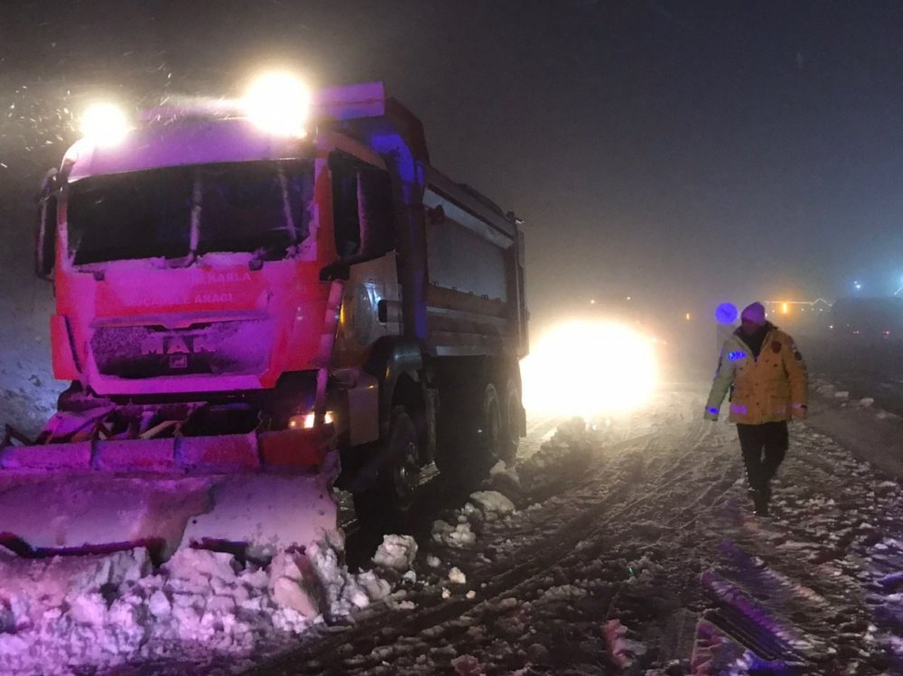 Bolu Dağı yoğun kar nedeniyle trafiğe kapatıldı
