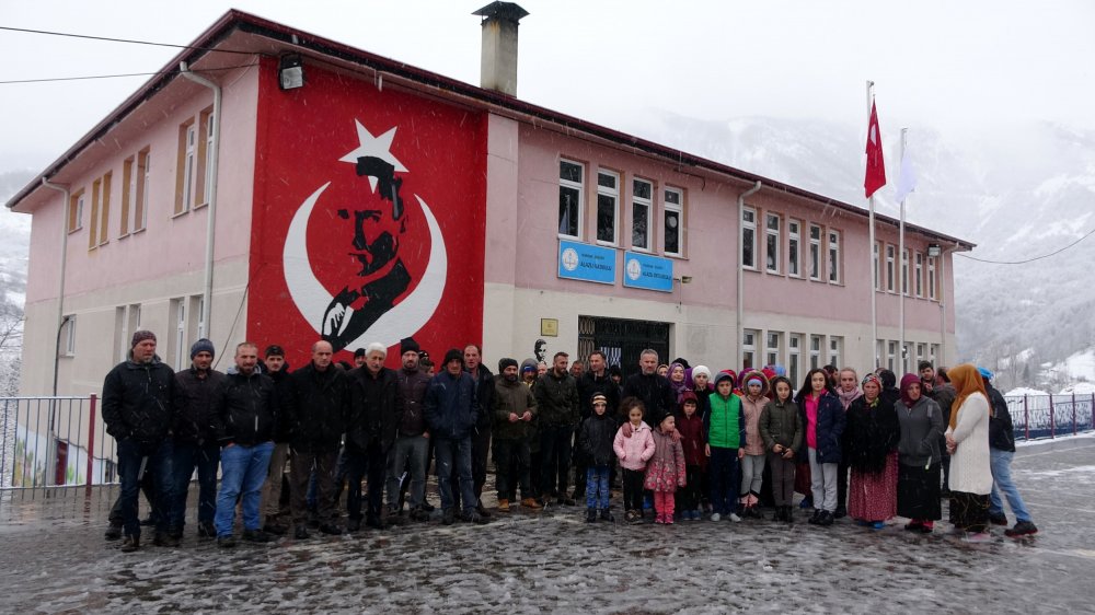 Trabzon'da okulun kapatılmasına velilerden tepki