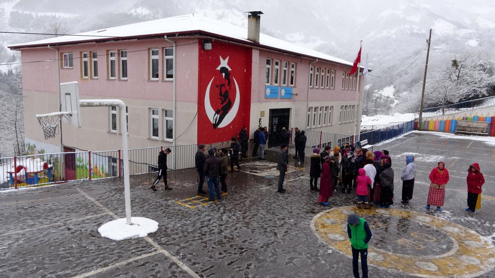 Trabzon'da okulun kapatılmasına velilerden tepki