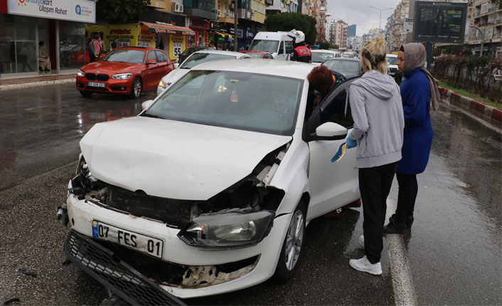 Antalya'da yağış nedeniyle zincirleme kaza 