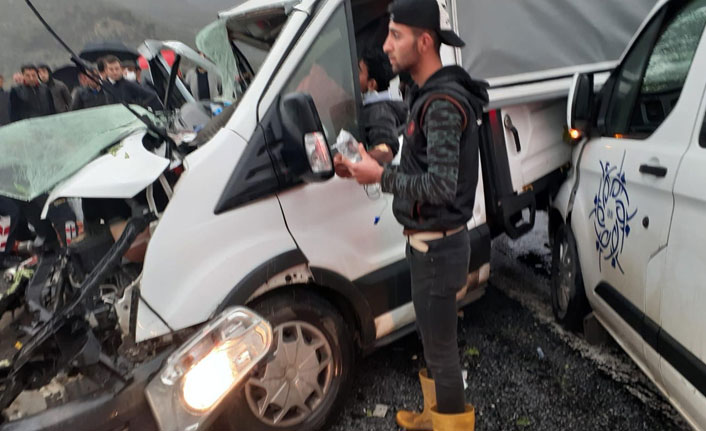 Aydın-İzmir karayolunda trafik kazası savaş alanına döndü