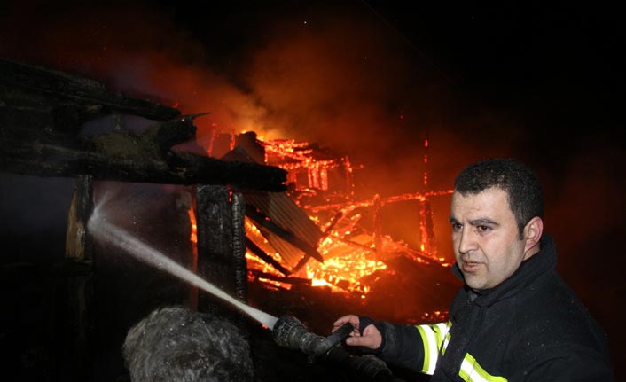  Erzurum'daki yangın 4 saat sonra kontrol altına alındı