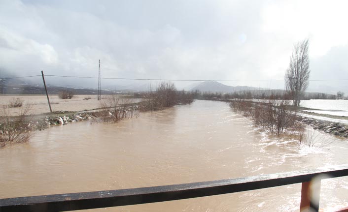 Konya'da etkili olan yağış nedeniyle ekili alanlar su altında kaldı