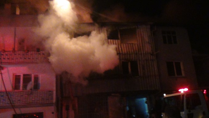 Bursa'da 3 katlı geri dönüşüm fabrikasında korkutan yangın 