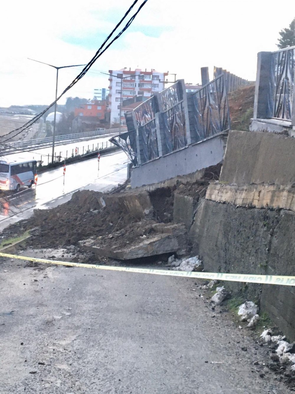 Trabzon’da faciadan dönüldü – Yol kenarındaki duvar çöktü
