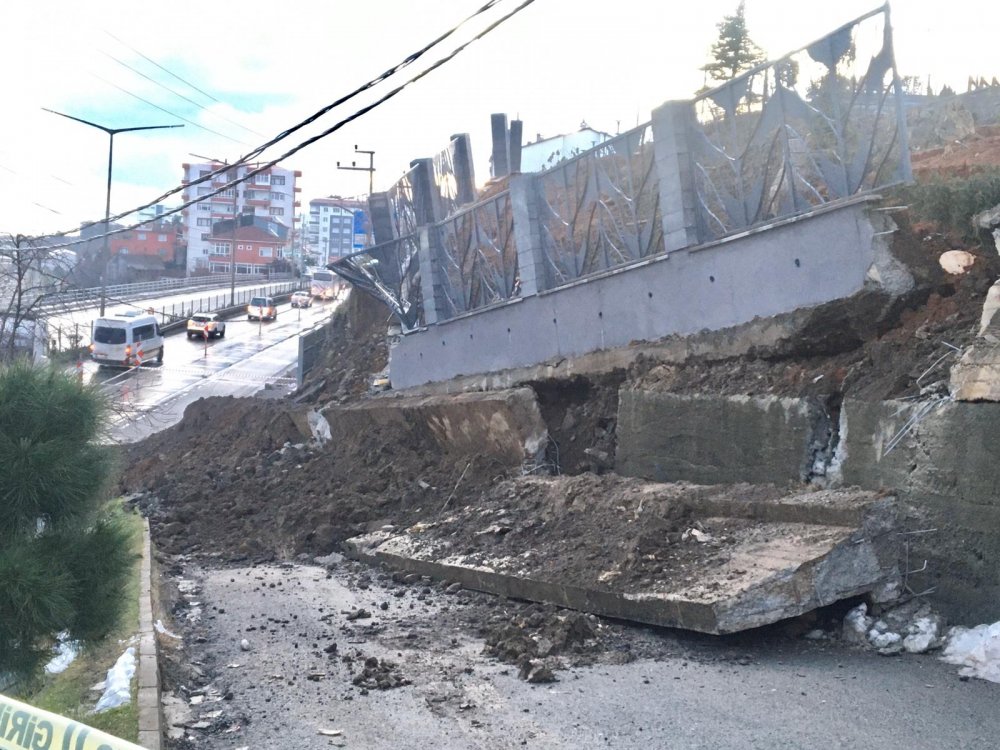 Trabzon’da faciadan dönüldü – Yol kenarındaki duvar çöktü