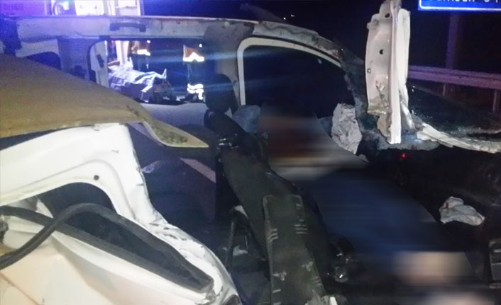 Kırıkkale'de feci kaza, hafif ticari araç tıra çarptı