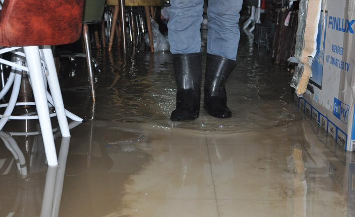 Yüksekova'da iş yeri sular altında kaldı