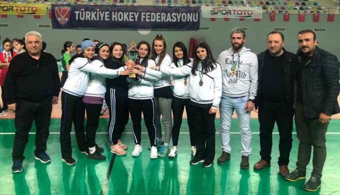 Salon hokeyinde, 2019-20 sezonu 2’nci Lig play-off müsabakaları sona erdi. Kadınlarda şampiyon olan Amasya MESA ile erkeklerde zirvede yer alan Şehitkamil Halk Eğitim ve ikinci olan Esenyurt Hokey takımları, gelecek sezon 1’inci Lig’de mücadele etme hakkı kazandı.  Türkiye Hokey Federasyonu tarafından Trabzon Beşirli Spor Kompleksi Çok Amaçlı Spor Salonu’nda düzenlenen ve büyük çekişmeye sahne olan 2019-20 sezonu kadınlar ve erkekler salon hokeyi 2’nci Lig play-off maçları tamamlandı. Yapılan müsabakalar sonunda kadınlarda Amasya MESA şampiyon olarak 1’inci Lig’e yükseldi. Çaycuma GSK ikinci, Pursaklar Belediyesi SK ise üçüncülüğü elde etti. Çaycuma Gençlik ve Spor Kulübü Derneği sporcusu Gönül Mehder, 9 kez fileleri havalandırarak gol kralı oldu.  Erkekler 2’nci Lig play-off maçlarında ise Gaziantep temsilcisi Şehitkamil Halk Eğitim Takımı şampiyon oldu ve ikinci olan Esenyurt Hokey Gençlik ve Spor Kulübü Derneği ile birlikte 1’inci Lig’e yükseldi. Turnuvayı Kartepe Belediye üçüncü, Ali Ege SK ise dördüncü olarak tamamladı. Esenyurt Hokey sporcusu Muhammet Ali Körne rakip ağları 35 kez sarsarak turnuvanın gol kralı oldu.  Trabzon Gençlik ve Spor İl Müdürü Birdal Öztürk, hokey sporuna ilginin hızla arttığını ifade ederek Trabzon’da da yeni gelişen bu branşta kurulan kulüplerin yakın gelecekte ülke sporuna büyük katkı sağlayacağına inandığını söyledi. Turnuva sonunda dereceye giren takımlara kupaları, Spor Şube Müdürü Yusuf Çebi, Ortahisar İlçe Müdürü Ecvet Kurt, Hokey Federasyonu Yönetim Kurulu Üyesi Ali Çolak ile Tesis Amiri Abdullah Cevahir tarafından verildi.