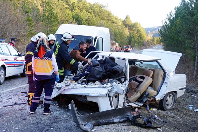 Ticari minibüsle otomobil çarpıştı: 1 ölü, 6 yaralı