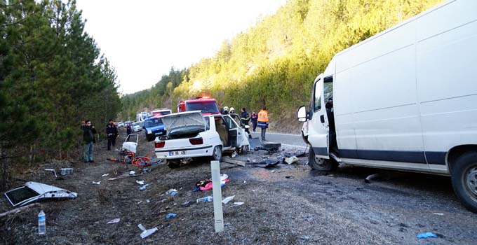 Ticari minibüsle otomobil çarpıştı: 1 ölü, 6 yaralı