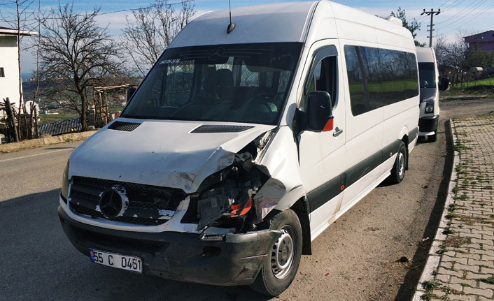 Samsun'da öğrenci servisi otomobille çarpıştı