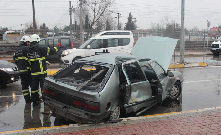 Kocaeli'de 3 aracın karıştığı trafik kazasında 1 kişi yaralandı