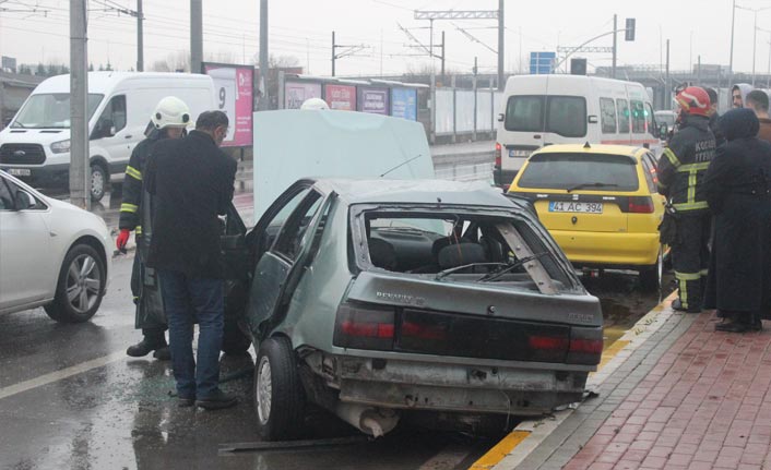 Kocaeli'de 3 aracın karıştığı trafik kazasında 1 kişi yaralandı