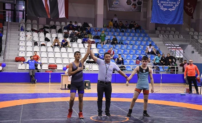 Yıldızlar Türkiye Güreş Şampiyonası'nda şampiyonlar ödüllerini aldı