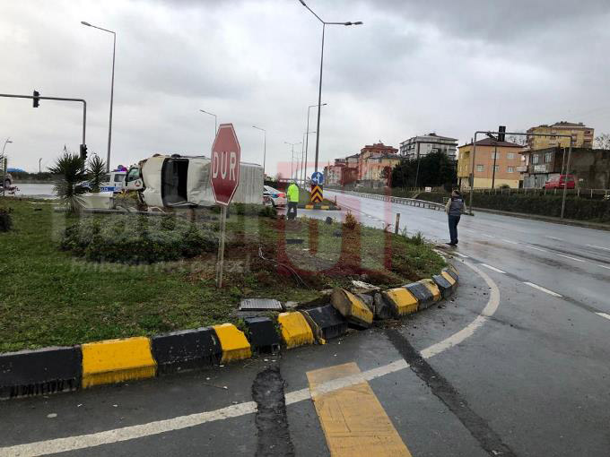 Trabzon’da kaza! Önce direğe çarptı sonra devrildi
