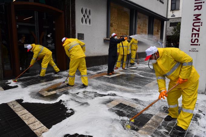 Trabzon'da cadde ve sokaklarda virüs temizliği!
