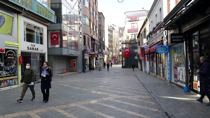 Trabzon'da evden çıkmayanların siparişlerini, polis evlerine götürüyor