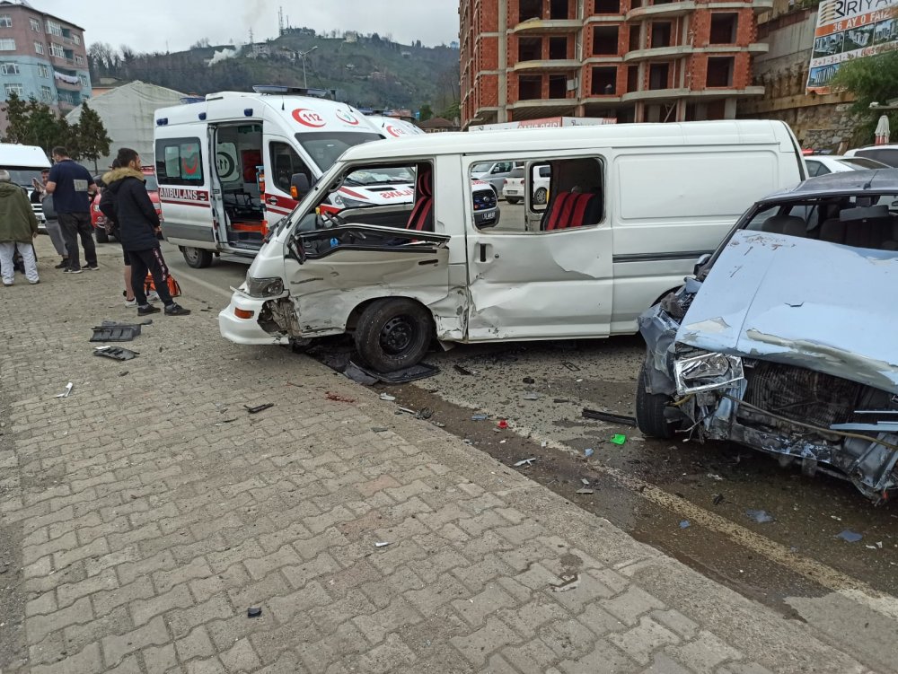 Trabzon plakalı otomobille kamyonet çarpıştı! 8 yaralı