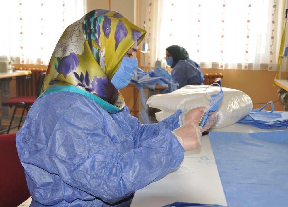 Gümüşhane’de gönüllü öğretici kadınlar, maske üretiyor