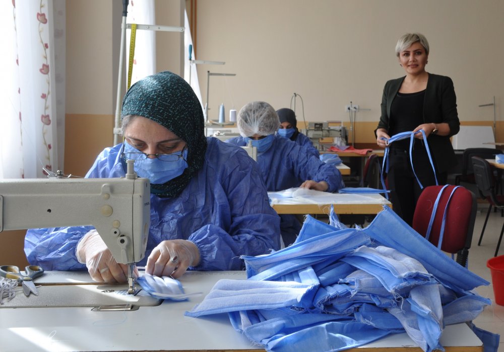 Gümüşhane’de gönüllü öğretici kadınlar, maske üretiyor