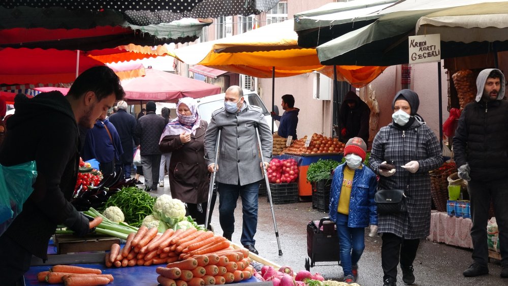 Trabzon'da pazarda koronavirüs tedbirleri uygulanıyor