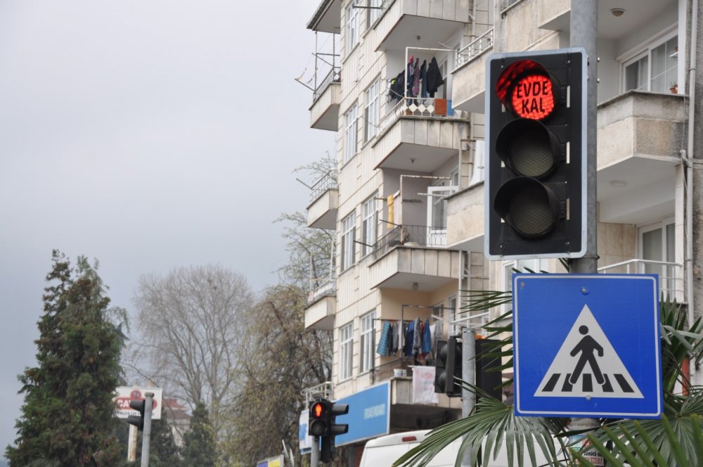 Rize'de trafik ışıklarına koronavirüs düzenlemesi