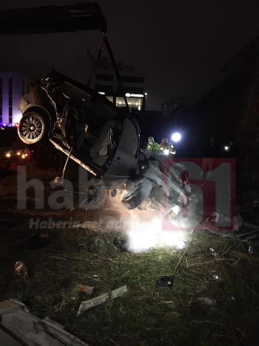 Trabzon’da araç 10 metrelik duvardan uçtu – 2 yaralı!