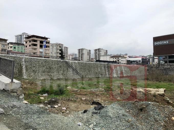 Trabzon’da araç 10 metrelik duvardan uçtu – 2 yaralı!