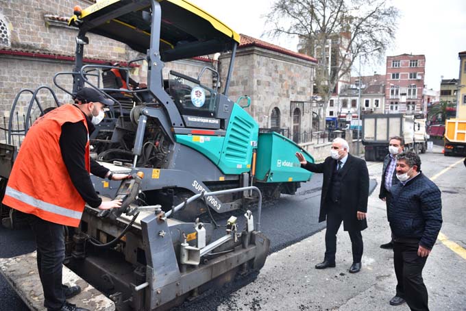 Başkan Zorluoğlu iş makinesinin başına geçti asfalt döktü
