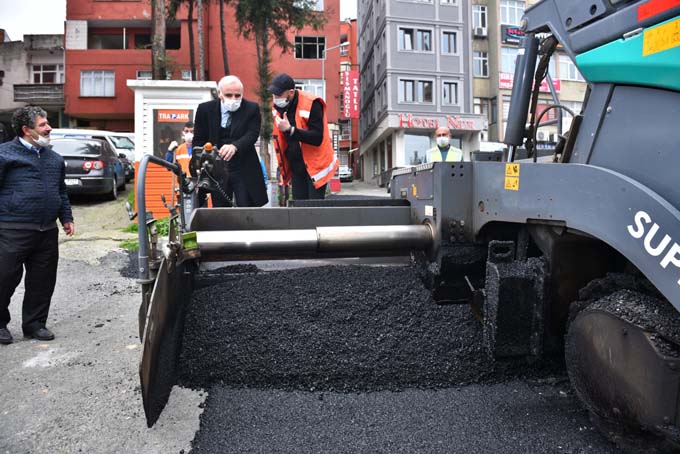 Başkan Zorluoğlu iş makinesinin başına geçti asfalt döktü