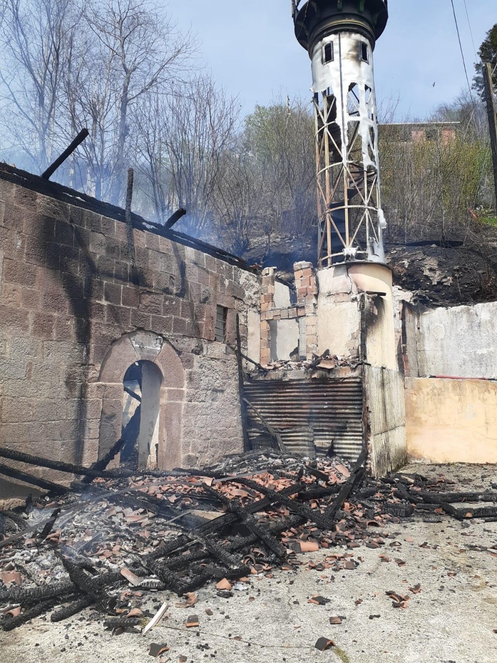 Trabzon'da tarihi cami kül oldu