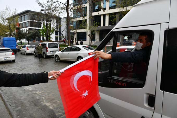 Başkan Genç Ortahisar’ı kırmızı beyaza boyadı