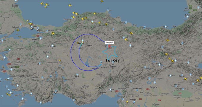 THY uçağı Türkiye semalarında Ay-Yıldız çiziyor