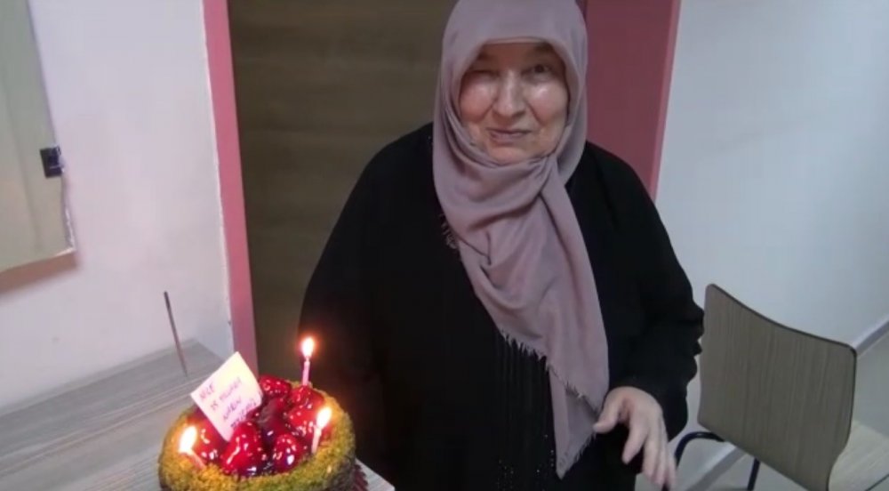 Trabzon'da Karantinadaki 75 yaşındaki kadına doğum günü sürprizi