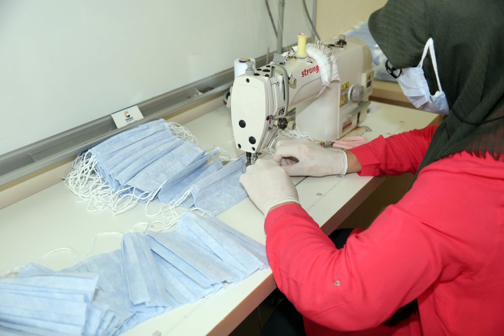 Gönüllü kadınlar günde 30 bin maske üretiyor