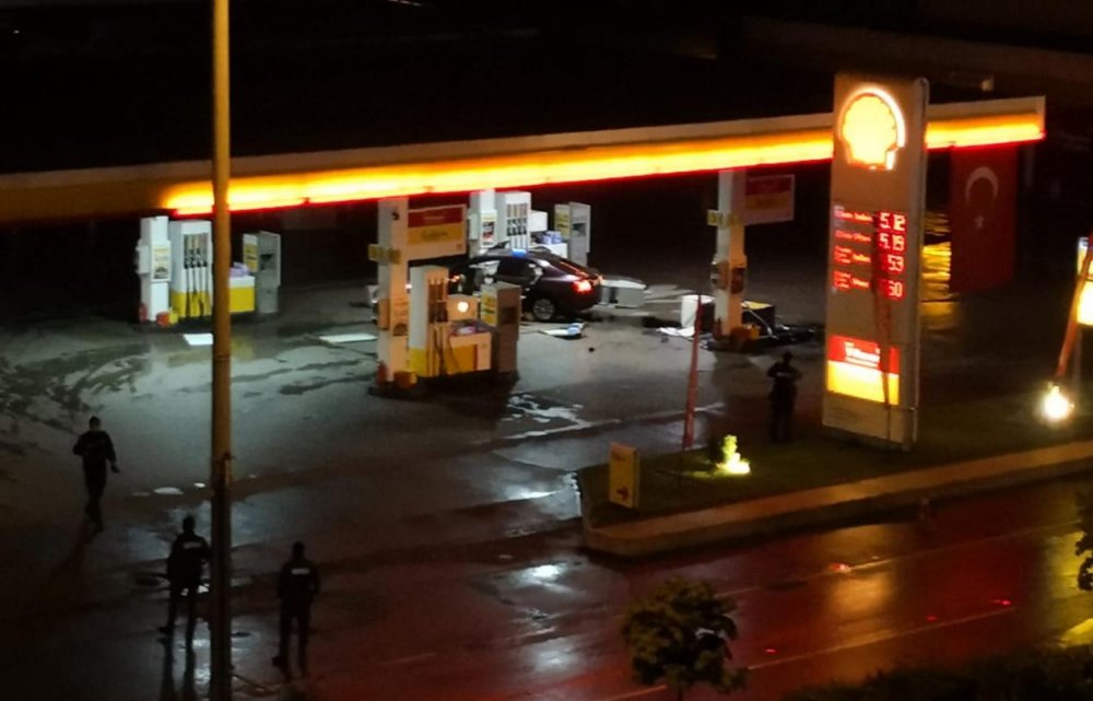 Trabzon'da faciadan dönüldü! Araçla benzin istasyonuna daldı