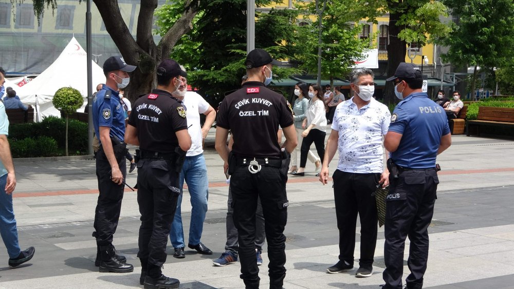 Trabzon'da emniyet güçlerinden maske zorunluluğu konusunda sıkı denetim