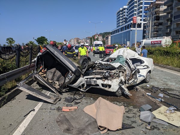 Trabzon plakalı otomobilin kaza anı kamerada! Baba ve oğlu hayatını kaybetmişti