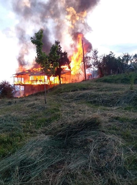 Artvin’de 2 katlı ahşap ev alev alev yandı