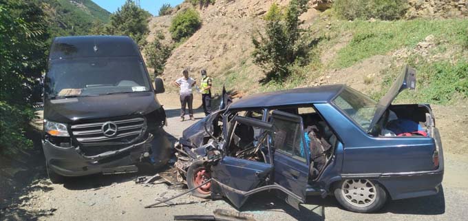 Artvin'de otomobille minibüs çarpıştı: 5 yaralı
