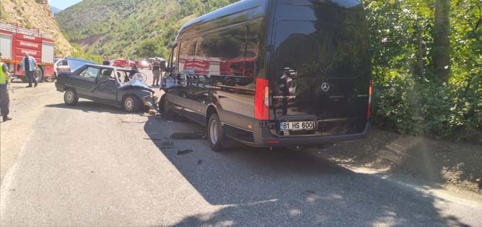 Artvin'de otomobille minibüs çarpıştı: 5 yaralı